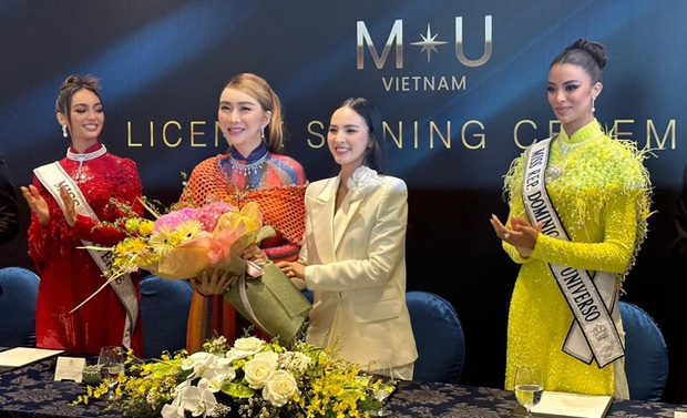 Cùng Hoa hậu và Á hậu sang Việt Nam, bà chủ Miss Universe bị nhận xét 'ô dề' vì loạt khoảnh khắc này? - Ảnh 1.