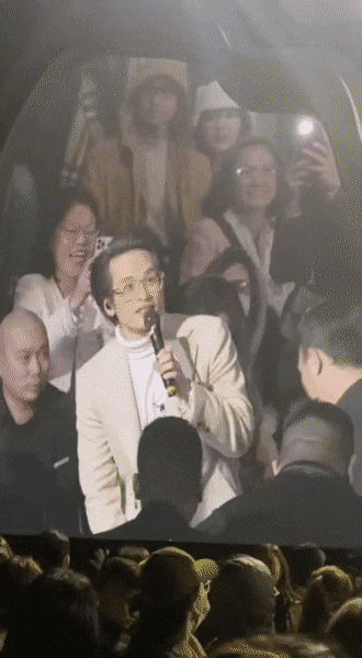 Hà Anh Tuấn trèo rào lên hàng ghế khán giả, gửi lời xin lỗi vì fan bị khuất tầm nhìn  - Ảnh 3.