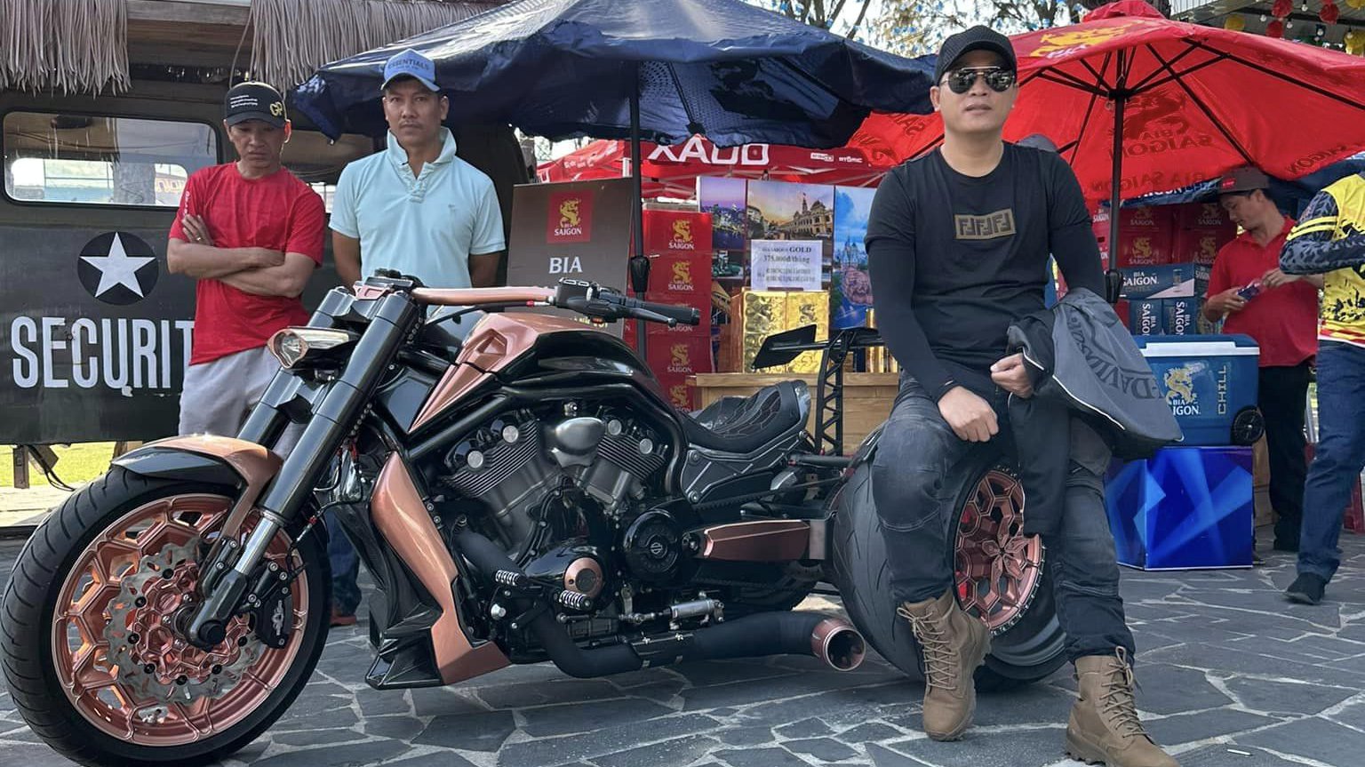 Đại gia Hoàng Kim Khánh độ xe khủng được vợ tặng sinh nhật: Biến thành ‘quái thú’ 3 bánh, thắng 8 triệu tại sự kiện cho gần 3.000 dân chơi mô tô