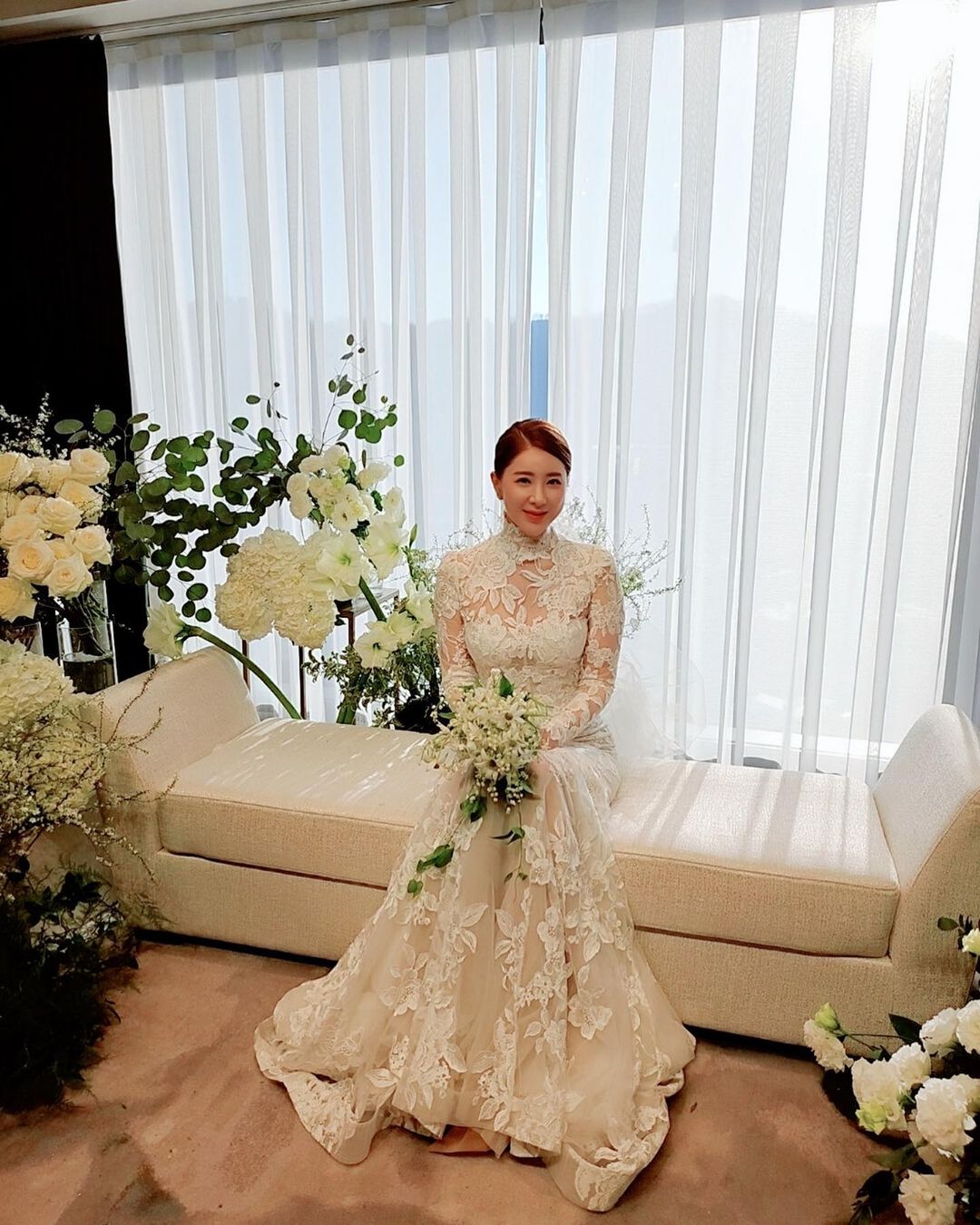 Đám cưới gây sốt xứ Hàn: Nhóm nhạc nữ huyền thoại Kpop hội ngộ, nhan sắc mỹ nhân Cười Lên Dong Hae thành tâm điểm - Ảnh 2.