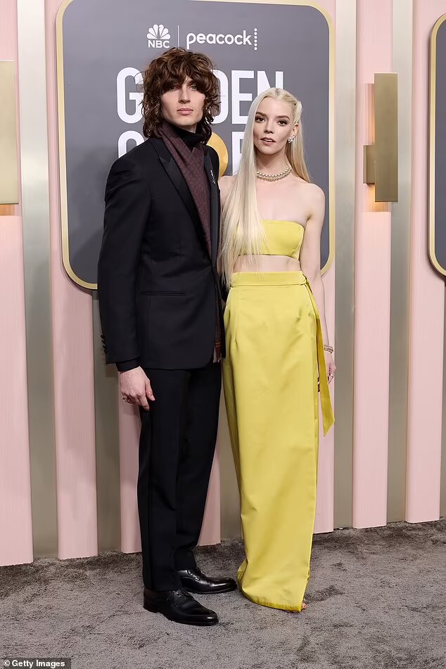 Mê mẩn couple style của Đại sứ Dior Anya Taylor-Joy và hôn phu: Khớp nhau đến từng chi tiết - Ảnh 4.