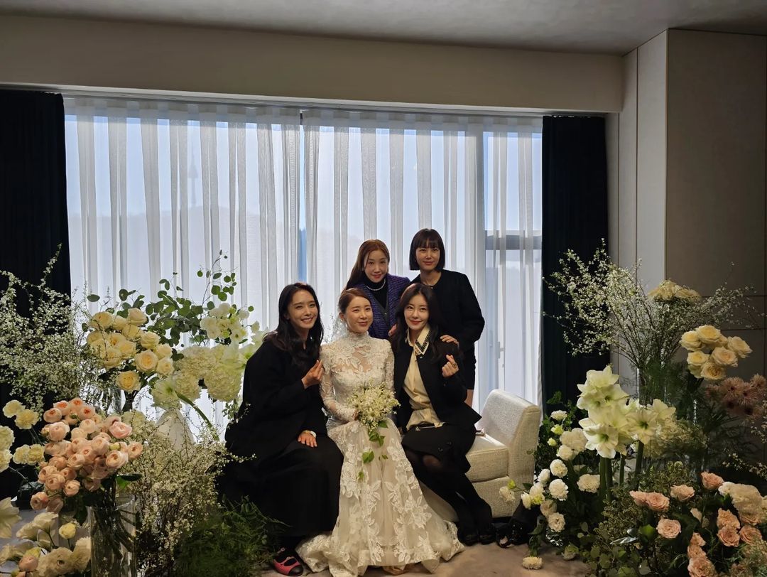 Đám cưới gây sốt xứ Hàn: Nhóm nhạc nữ huyền thoại Kpop hội ngộ, nhan sắc mỹ nhân Cười Lên Dong Hae thành tâm điểm - Ảnh 6.
