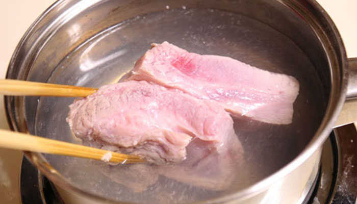 Kiểu rã đông thịt phổ biến nhiều nhà hay làm vô tình gây mất chất dinh dưỡng, thậm chí còn làm sản sinh hàng tá vi khuẩn gây hại - Ảnh 2.