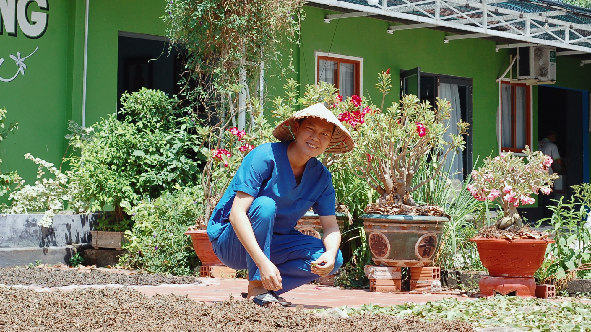 Bỏ ngang Đại học Ngân hàng, chàng trai về quê mở phòng khám đông y miễn phí cho người nghèo