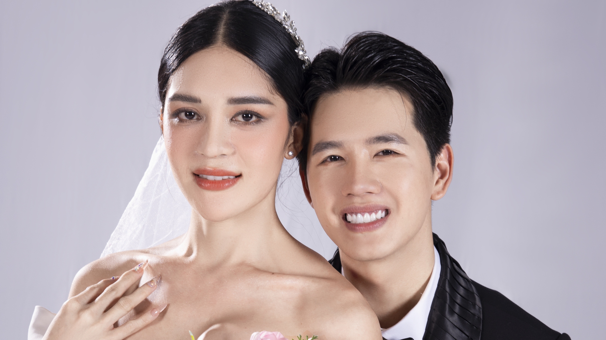 Ảnh cưới 'như ai ép' của thí sinh Hoa hậu Chuyển giới Việt Nam nổi khắp MXH
