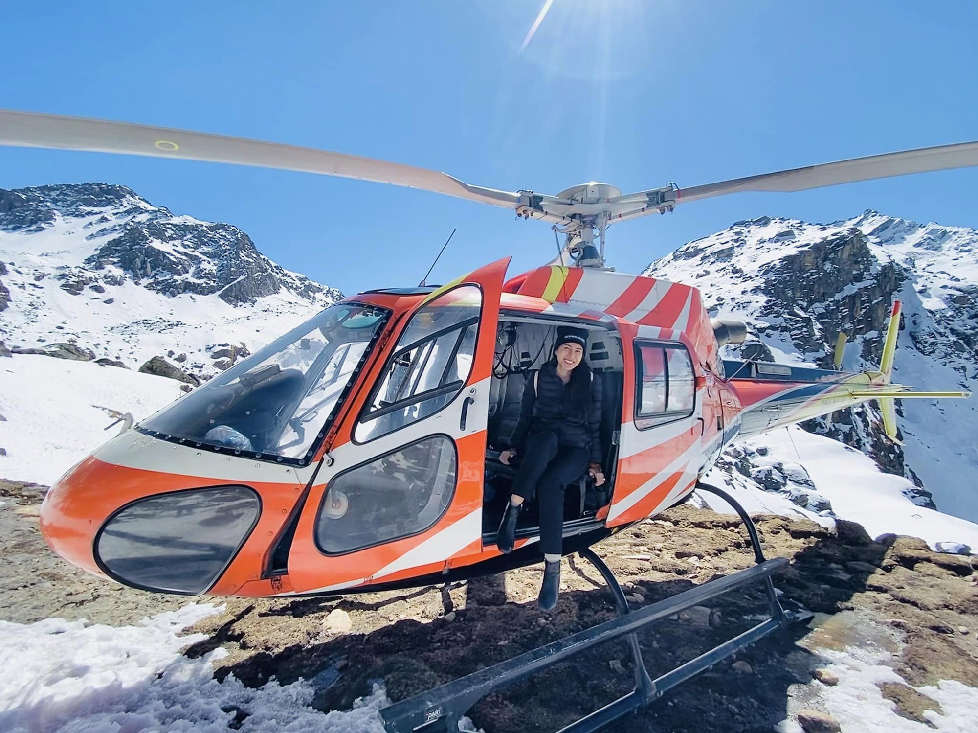 Nữ ca sĩ từng nhận 177 tỷ đồng, bị tẩy chay rầm rộ vì từ thiện: Giờ đã có cơ ngơi mới, du lịch dãy Himalaya bằng trực thăng - Ảnh 4.