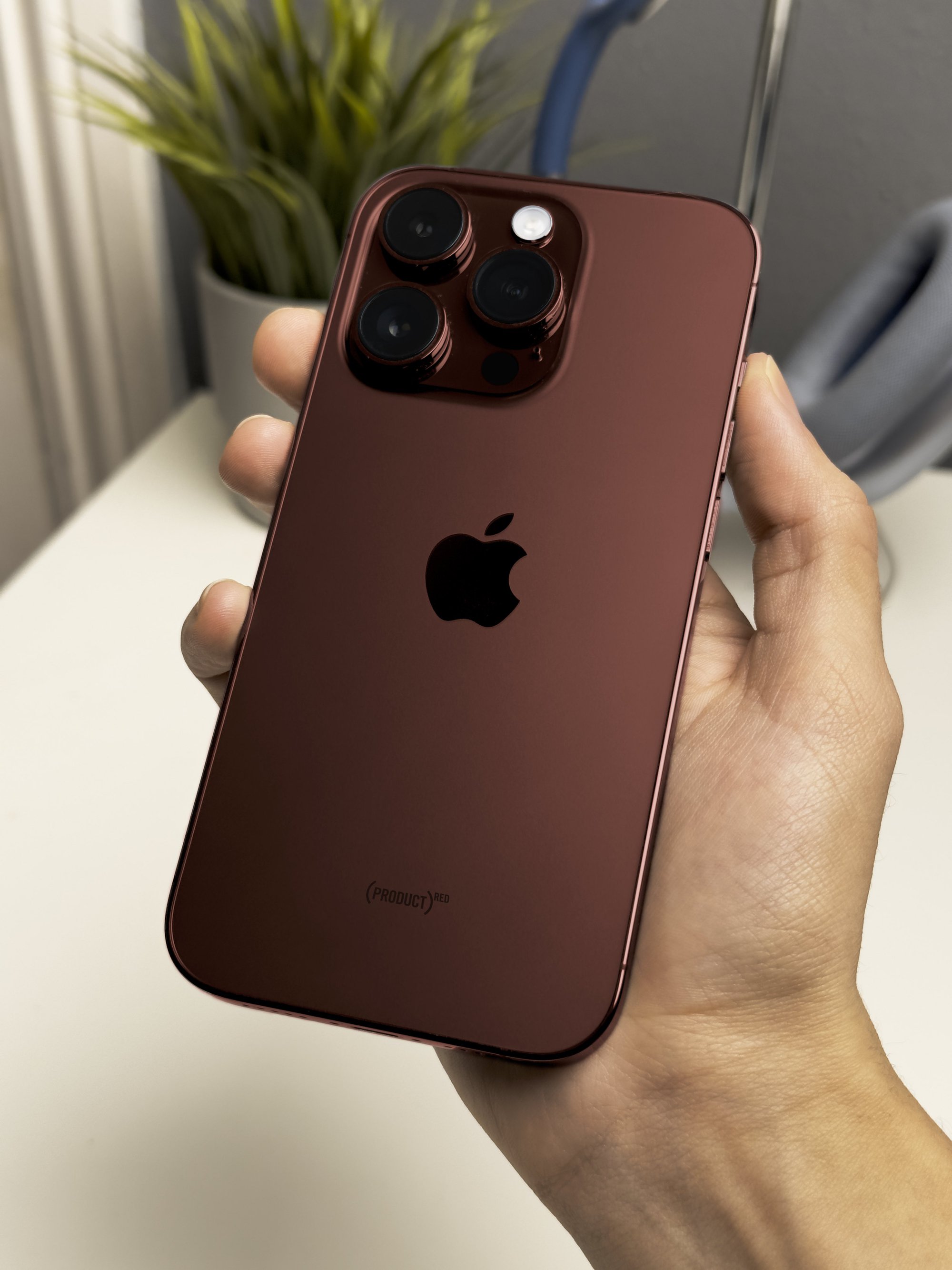 iPhone 15 Pro Max màu đỏ rượu trên tay nhìn quyến rũ và sang chảnh thế này, iFan không mê mới lạ! - Ảnh 2.