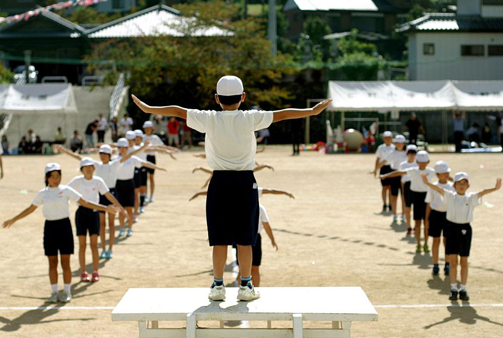 90.000 người Nhật thọ trên 100 tuổi, công đầu nhờ 1 bài tập thể dục “quốc dân”: Mỗi sáng chỉ 3 phút, giữ dáng hiệu quả, kéo dài tuổi thọ - Ảnh 2.