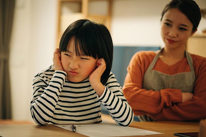 Có 3 kiểu giáo dục gia đình thất bại khiến con cái ngày càng bất hiếu với cha mẹ: Bạn có đang mắc phải sai lầm nào không?  - Ảnh 2.