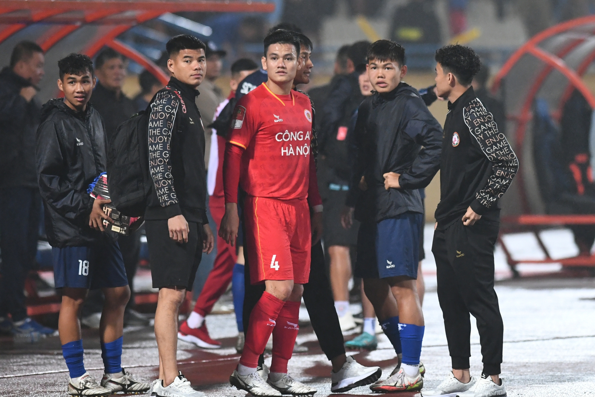 Văn Lâm thất vọng sau trận thua đậm nhất sự nghiệp tại V-League - Ảnh 9.