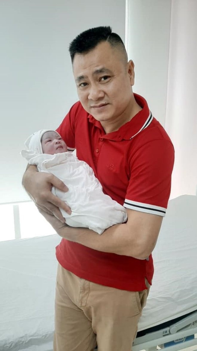 Sao Việt kể chuyện bi hài khi đưa vợ đi đẻ: Phan Mạnh Quỳnh khóc to hơn em bé, Mạc Văn Khoa không dám ngủ lúc bà xã sinh - Ảnh 4.