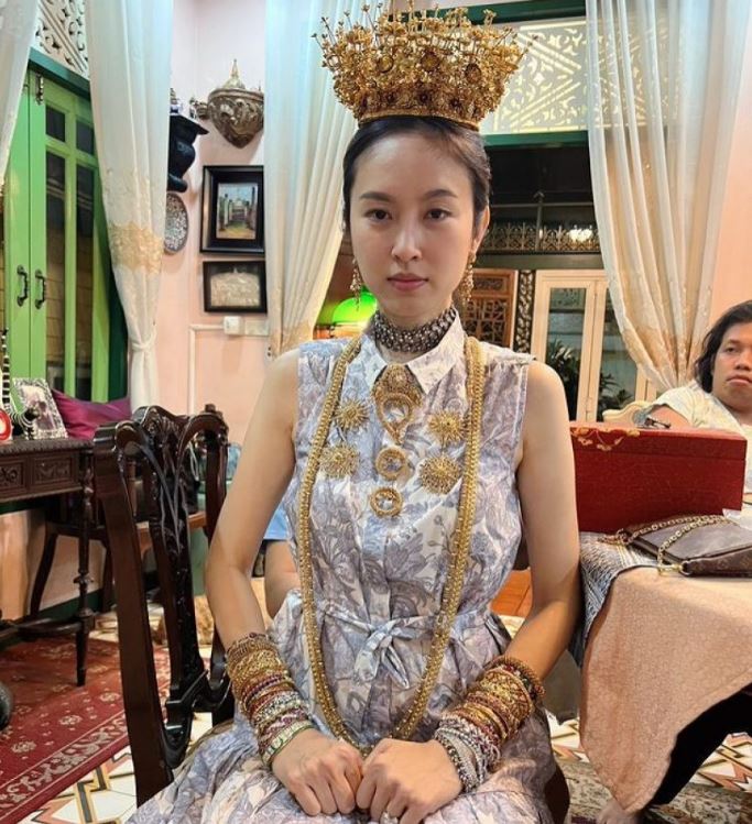 Báo Thái tiết lộ thêm về hôn lễ của Hoa hậu chuyển giới Nong Poy, cô dâu sẽ đeo 5 kg vàng trong ngày cưới - Ảnh 2.