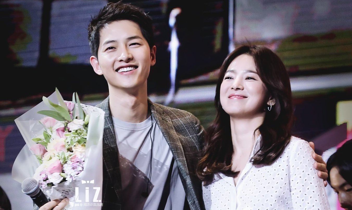 song-joong-ki-het-loi-khen-ba-xa-song-hye-kyo-1-2207-1675510441481272929173.jpg