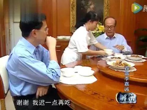 Bữa tối đêm giao thừa của tỷ phú người Hoa giàu nhất thế giới! Một bữa ăn để thấy giáo dục của một gia đình - Ảnh 2.