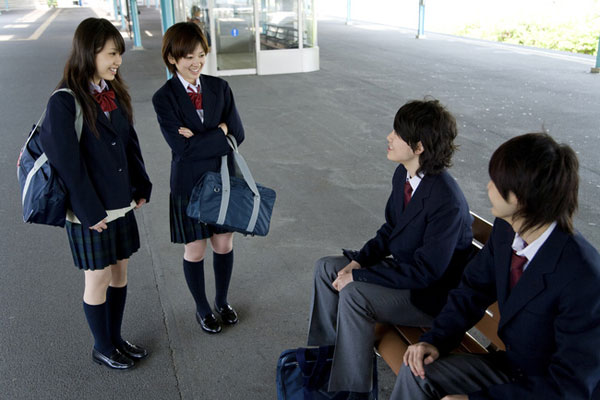 Những nguyên tắc giáo dục kỳ lạ ở Nhật Bản: Bắt học sinh nữ mặc đồ lót đồng màu, không được buộc tóc đuôi ngựa... - Ảnh 1.