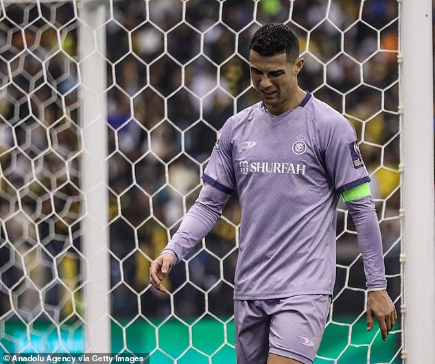 Tiền vệ Al Nassr: 'Ronaldo đến khiến mọi thứ khó khăn hơn' - Ảnh 2.