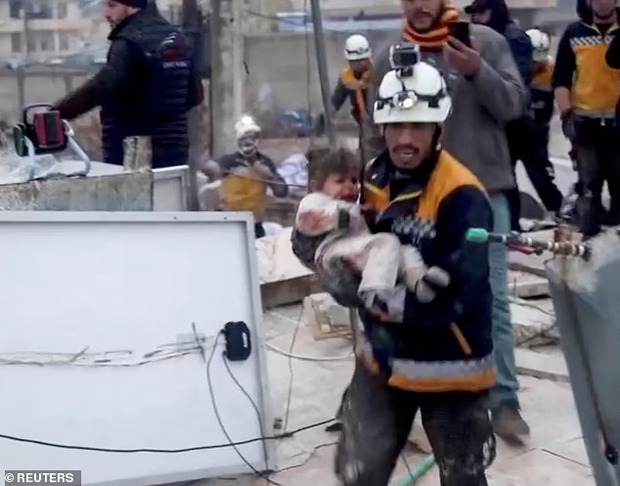 Tình người trong thảm họa động đất Thổ Nhĩ Kỳ: Tiếng người kêu cứu dưới những lớp bê tông đổ nát, tuyết phủ trắng tr...và họ đã đưa được 2 em bé còn sống ra ngoài - Ảnh 5.