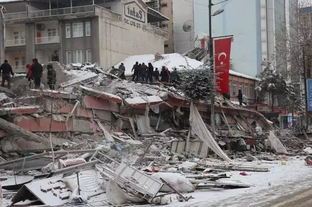 Tình người trong thảm họa động đất Thổ Nhĩ Kỳ: Tiếng người kêu cứu dưới những lớp bê tông đổ nát, tuyết phủ trắng tr...và họ đã đưa được 2 em bé còn sống ra ngoài - Ảnh 2.