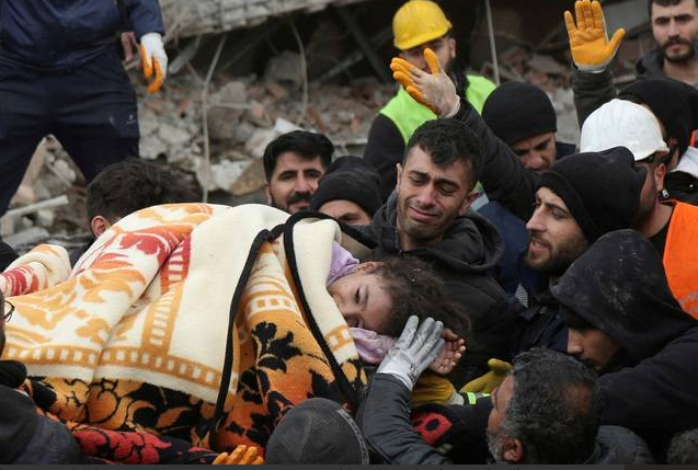 Tình người trong thảm họa động đất Thổ Nhĩ Kỳ: Tiếng người kêu cứu dưới những lớp bê tông đổ nát, tuyết phủ trắng tr...và họ đã đưa được 2 em bé còn sống ra ngoài - Ảnh 3.