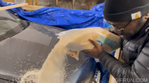 YouTuber dùng 2 tấn gạo hút ẩm xe ngập nước, kết quả khiến ai cũng phải bất ngờ