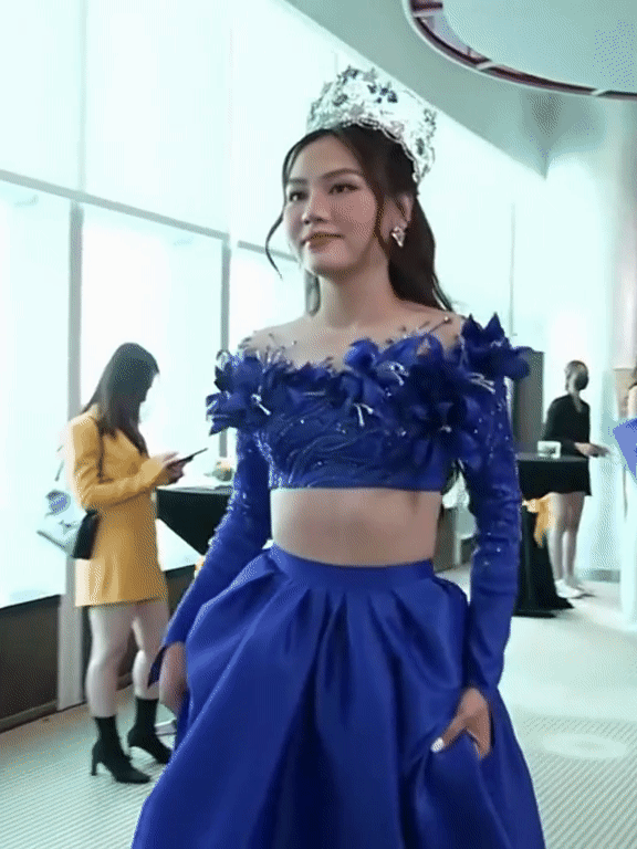 Nhìn kỹ chân váy của Hoa hậu Mai Phương mà thấy khó thở giùm nàng! - Ảnh 1.