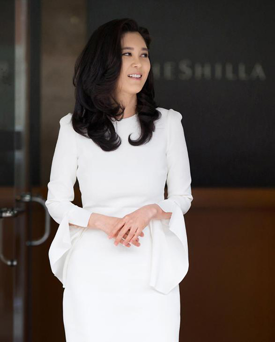 Công chúa Samsung chiếm trọn spotlight tại lễ tốt nghiệp của con trai, diện đồ đơn giản vẫn thần thái hơn người - Ảnh 6.