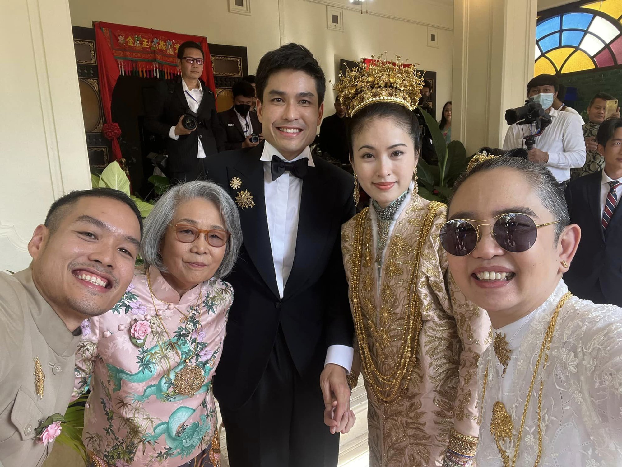Hình ảnh đầu tiên trong hôn lễ của mỹ nhân chuyển giới Nong Poy: Cô dâu đội vương miện vàng cùng chú rể điển trai chính thức xuất hiện - Ảnh 8.