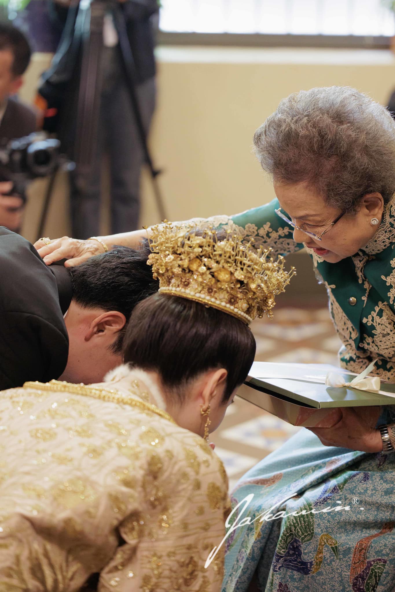 Hình ảnh đầu tiên trong hôn lễ của mỹ nhân chuyển giới Nong Poy: Cô dâu đội vương miện vàng cùng chú rể điển trai chính thức xuất hiện - Ảnh 7.