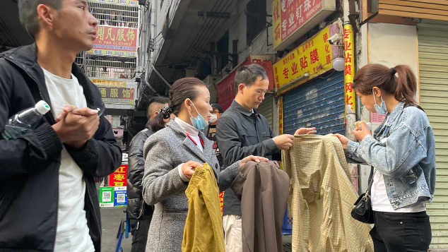 Tình cảnh trái ngược ở thủ phủ may mặc của Trung Quốc: Nhân viên ngồi 1 chỗ tuyển công ty làm việc - Ảnh 1. Tình cảnh trái ngược ở thủ phủ may mặc của Trung Quốc: Nhân viên ngồi 1 chỗ tuyển công ty làm việc - Ảnh 1.