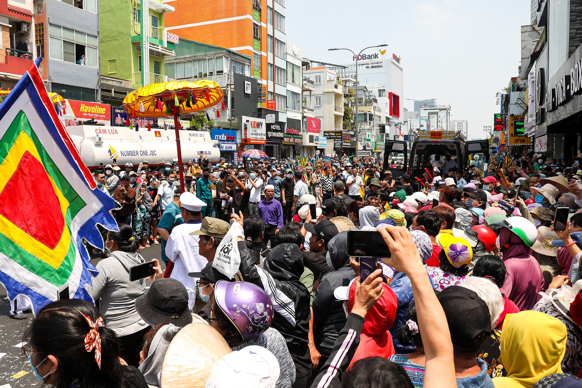 Hàng nghìn người tập trung kín đường, cảnh chen lấn hỗn loạn tại lễ đưa tang NS Vũ Linh - Ảnh 13.