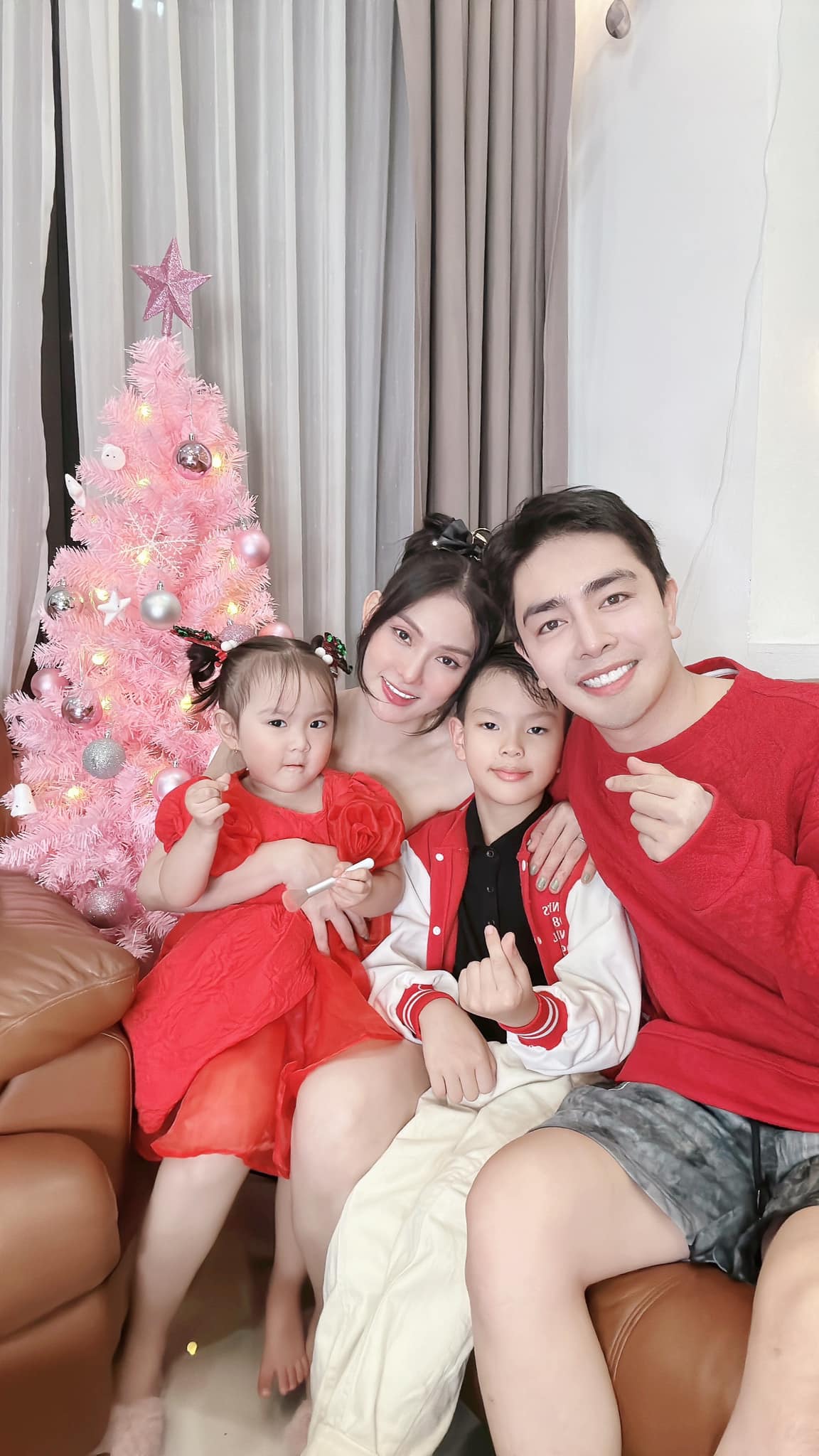 Chồng trẻ Thu Thuỷ lên tiếng về ồn ào cấu tay con trai riêng của vợ trên livestream năm 2019 - Ảnh 6. Chồng trẻ Thu Thuỷ lên tiếng về ồn ào cấu tay con trai riêng của vợ trên livestream năm 2019 - Ảnh 6.