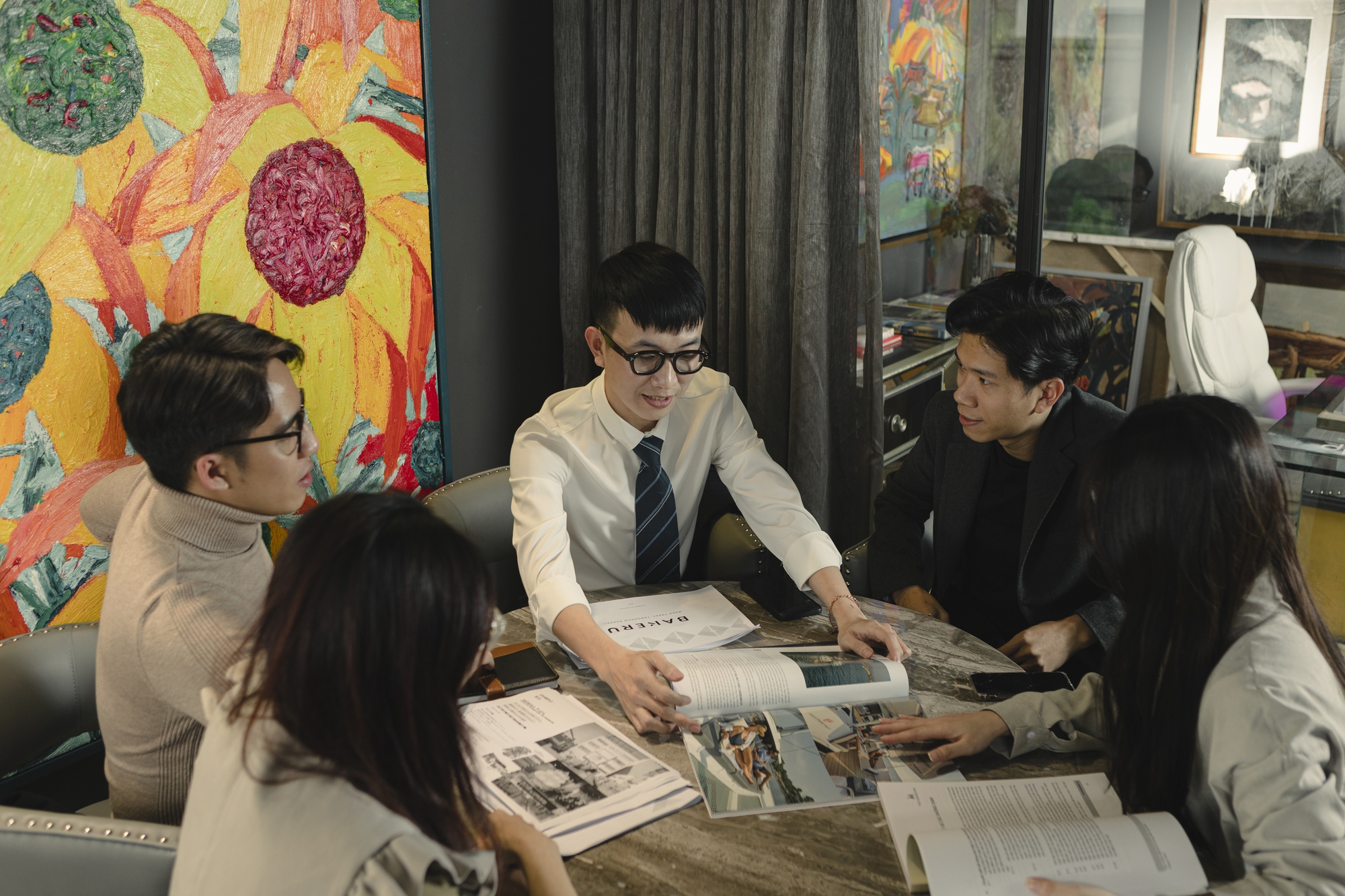 Một công ty ở Hà Nội được sếp chi hơn 5 tỉ đồng đầu tư thiết kế văn phòng cho nhân viên làm việc  - Ảnh 6.