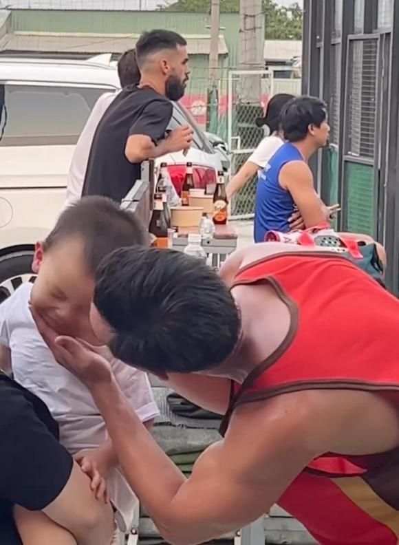 Hà Hồ dẫn các con tới cổ vũ Kim Lý thi đấu, biểu cảm nhăn nhó khi được hôn gây xôn xao  - Ảnh 3.