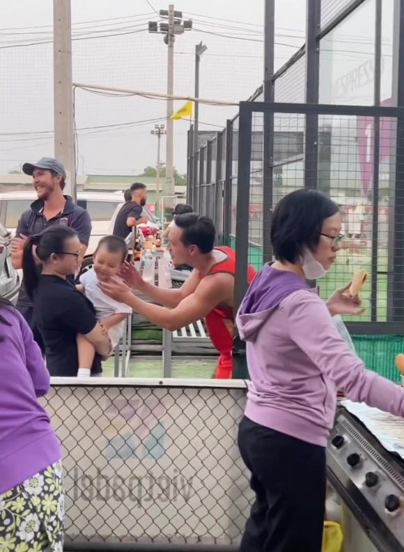 Hà Hồ dẫn các con tới cổ vũ Kim Lý thi đấu, biểu cảm nhăn nhó khi được hôn gây xôn xao  - Ảnh 2.