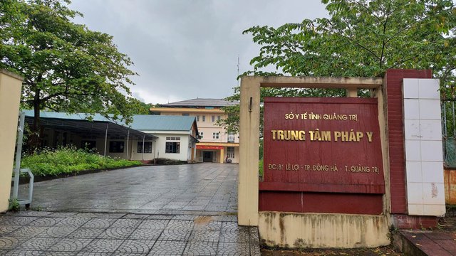Bắt tạm giam Giám đốc Trung tâm Pháp y tỉnh Quảng Trị có hành vi giả mạo công tác  - Ảnh 1.
