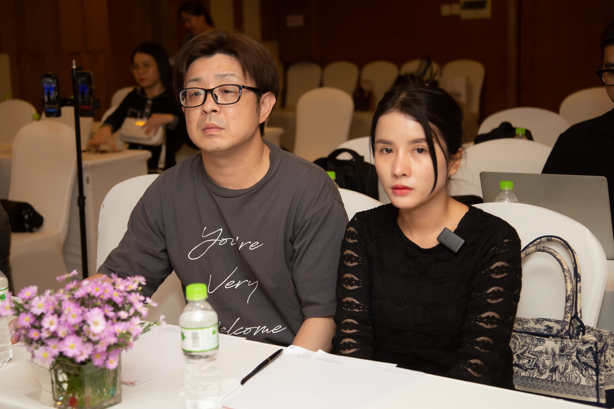 Vợ chồng Bà Nhân Vlog cúi đầu xin lỗi bác sĩ Cao Hữu Thịnh - Ảnh 1.