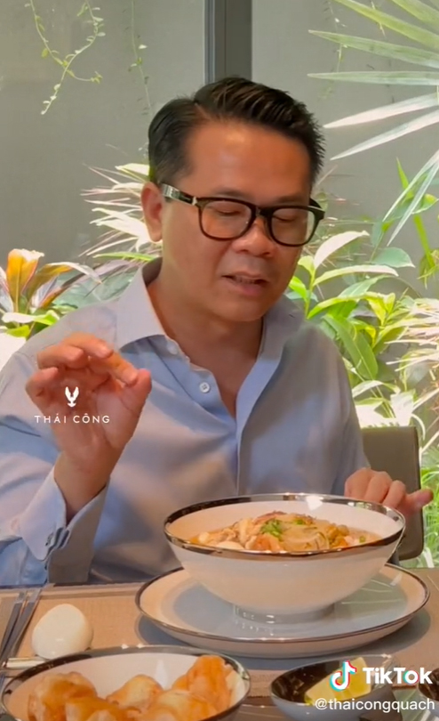 “Ông hoàng xỉ Việt” ăn trứng vịt lộn bằng thìa 50 triệu và những kiểu hưởng thụ bữa ăn có 1-0-2 của người nổi tiếng - Ảnh 3.