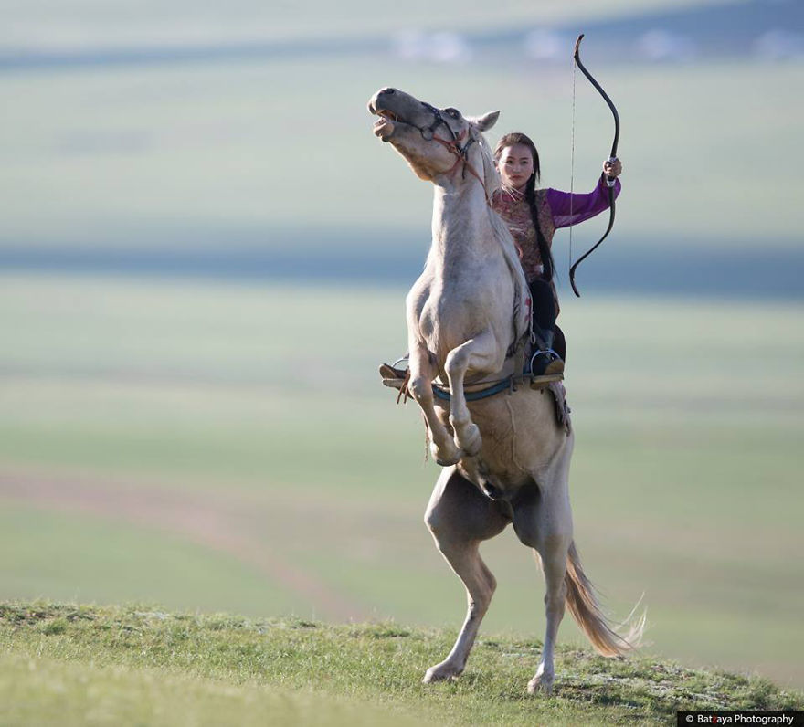 Kì lạ nền văn hóa độc nhất hành tinh: Vó ngựa từng khiến cả nước Nga run sợ; trẻ con 5 tuổi đã cưỡi ngựa ra đường đua - Ảnh 1.