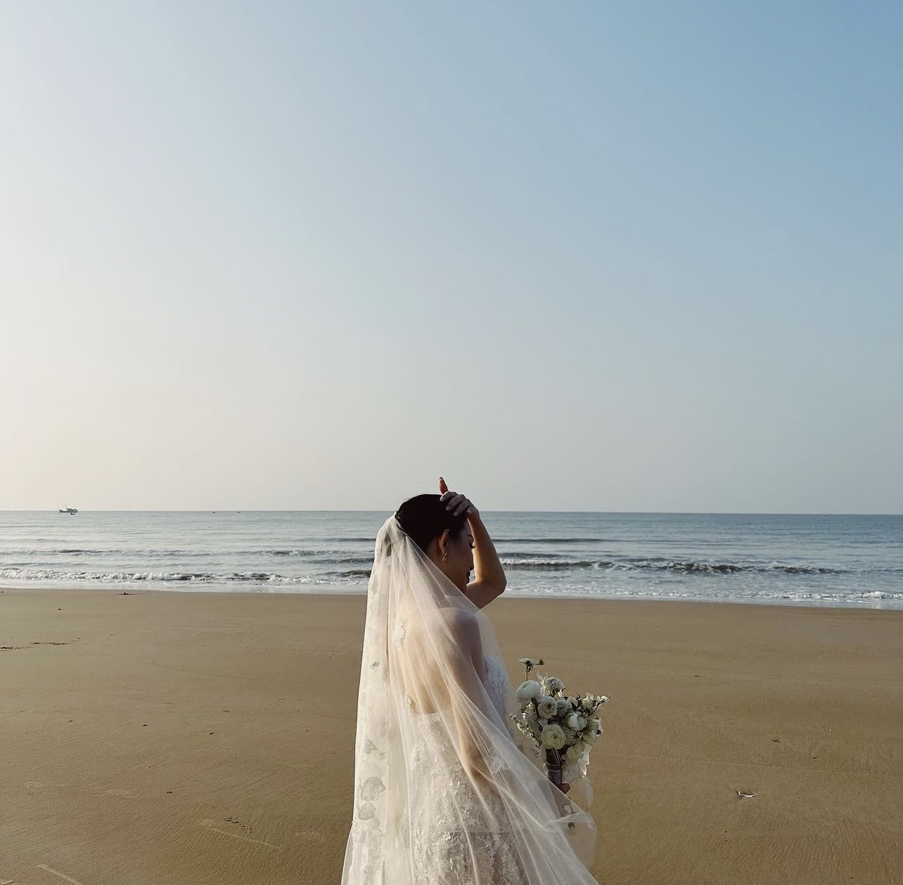 Linh Rin hé lộ ảnh cưới trên bãi biển bên bạn trai doanh nhân - Ảnh 1.