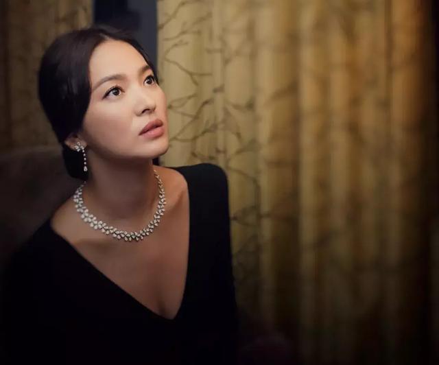 Netizen chỉ ra lý do Song Hye Kyo được “o bế” tại Trung Quốc, nhắc lại tin đồn được đại gia bao nuôi nên bị Song Joong Ki ly hôn? - Ảnh 3.