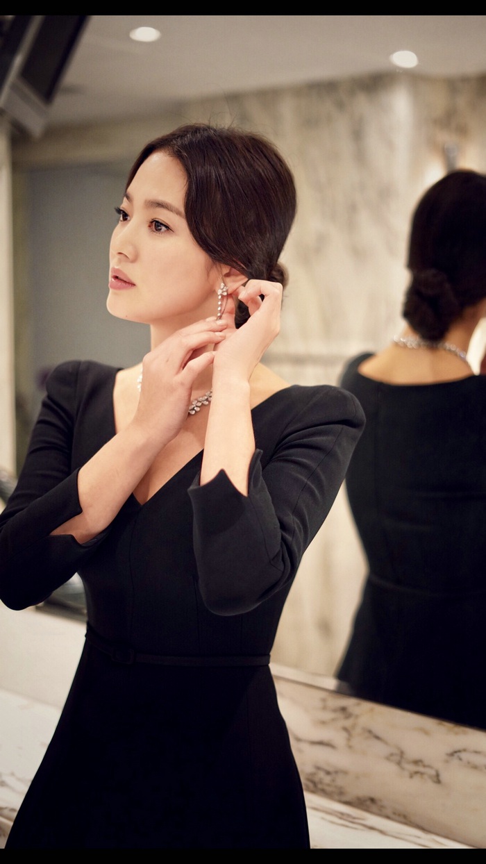 Netizen chỉ ra lý do Song Hye Kyo được o bế tại Trung Quốc, nhắc lại tin đồn được đại gia bao nuôi nên bị Song Joong Ki ly hôn? - Ảnh 4.