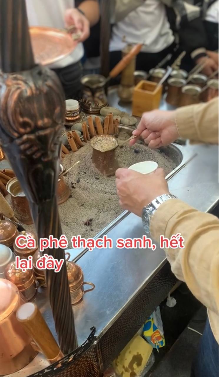 Cộng đồng mạng tranh cãi về cốc cà phê “Thạch Sanh” độc lạ ở Đắk Lắk: đổ mãi không vơi, vùi xuống cát lại đầy - Ảnh 1.