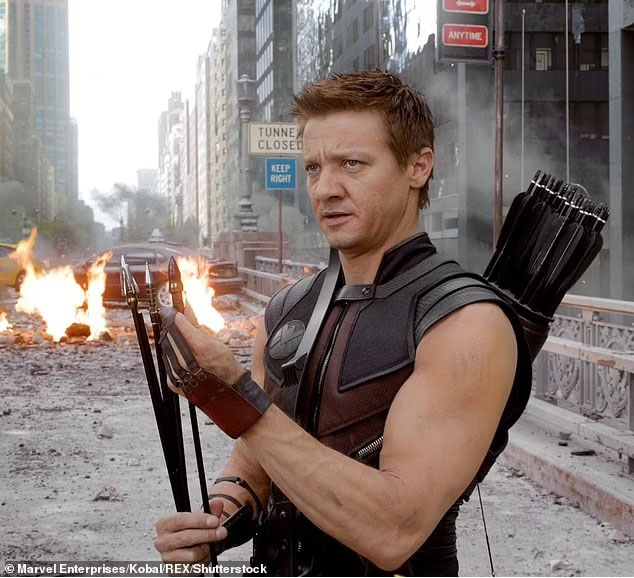 Sao phim 'The Avengers' Jeremy Renner: diễn xuất 'không còn là ưu tiên trong đời' sau tai nạn nghiêm trọng - Ảnh 2.