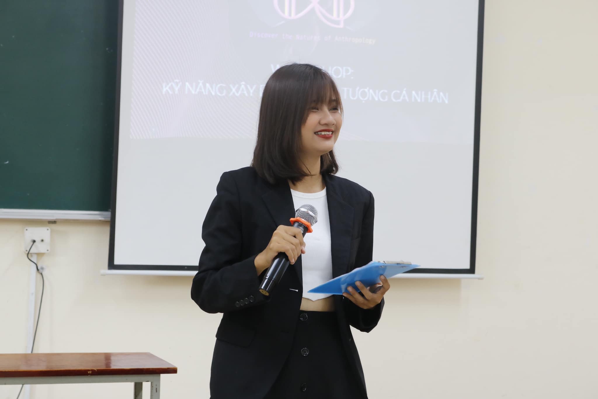 Nhập viện cấp cứu sau vụ tai nạn, cô gái xúc động khi được người lạ dúi vào tay xấp tiền và câu chuyện về hành trình 