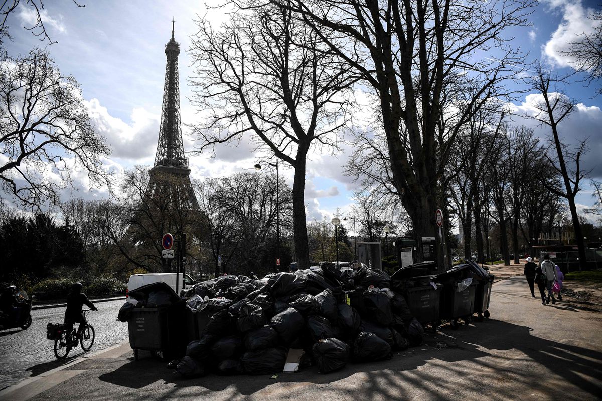 Sốc với loạt ảnh "kinh đô ánh sáng" Paris ngập trong 10.000 tấn rác - 1