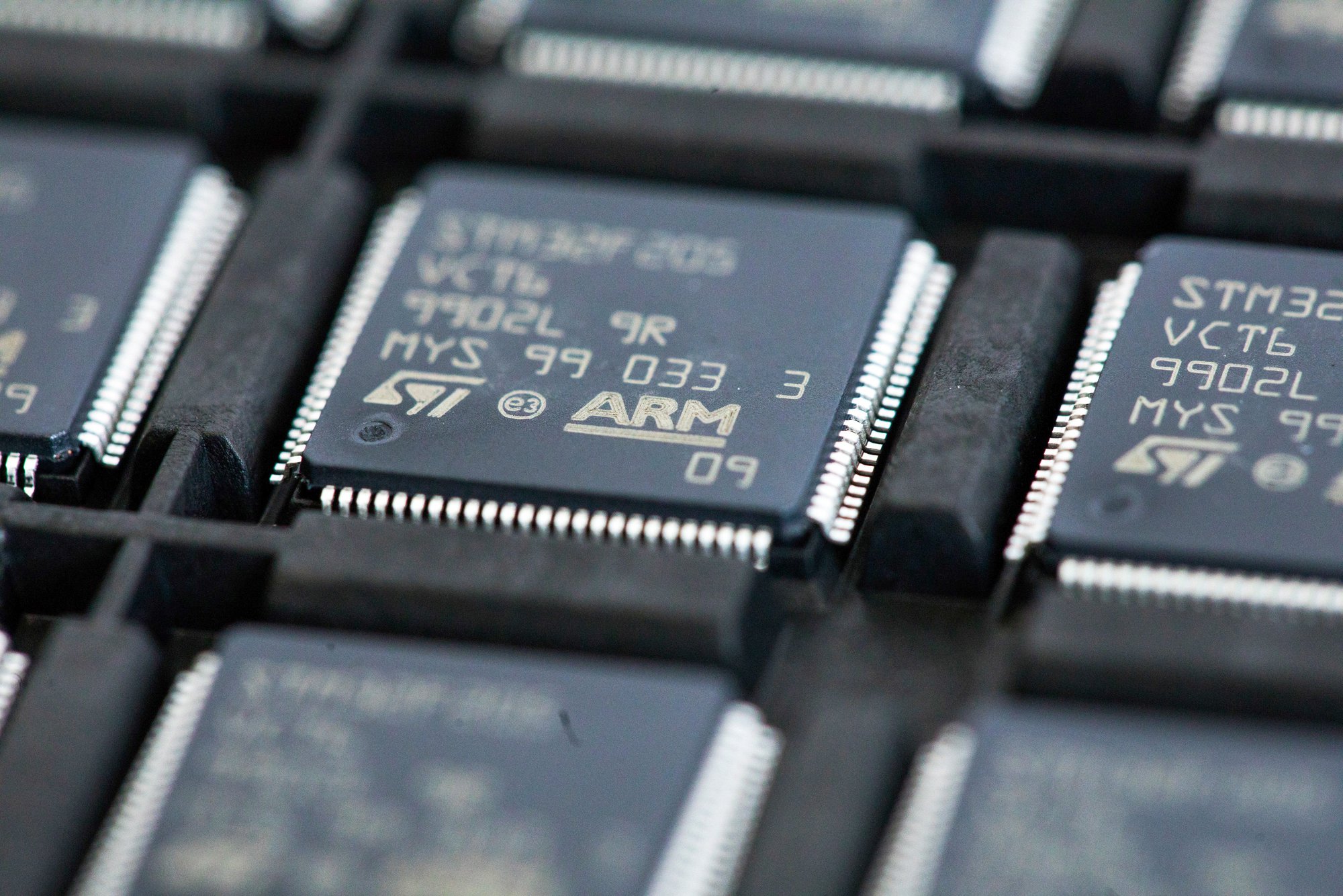 Không sản xuất 1 con chip nào, tại sao Arm vẫn là &quot;ông trùm&quot; trong ngành chip - Ảnh 2.