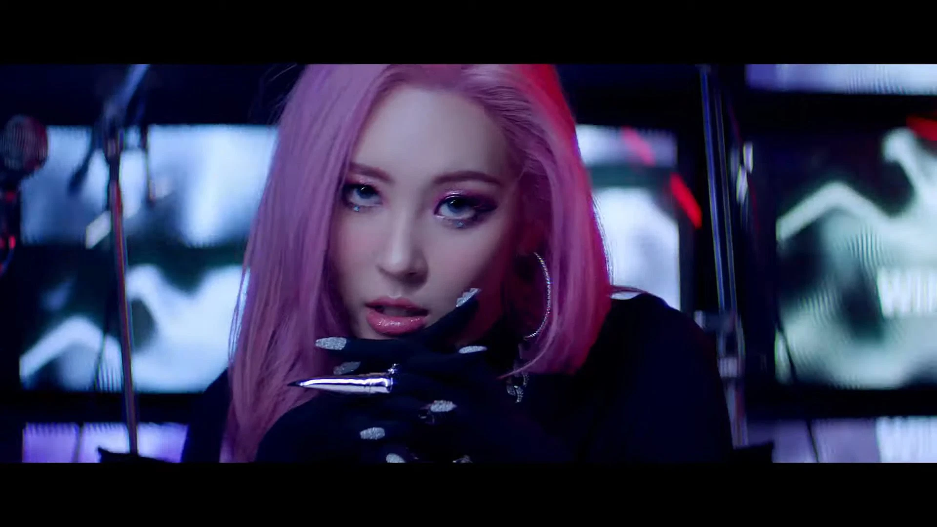 Sunmi trong MV &quot;Go or Stop?&quot; - nguồn: YouTube