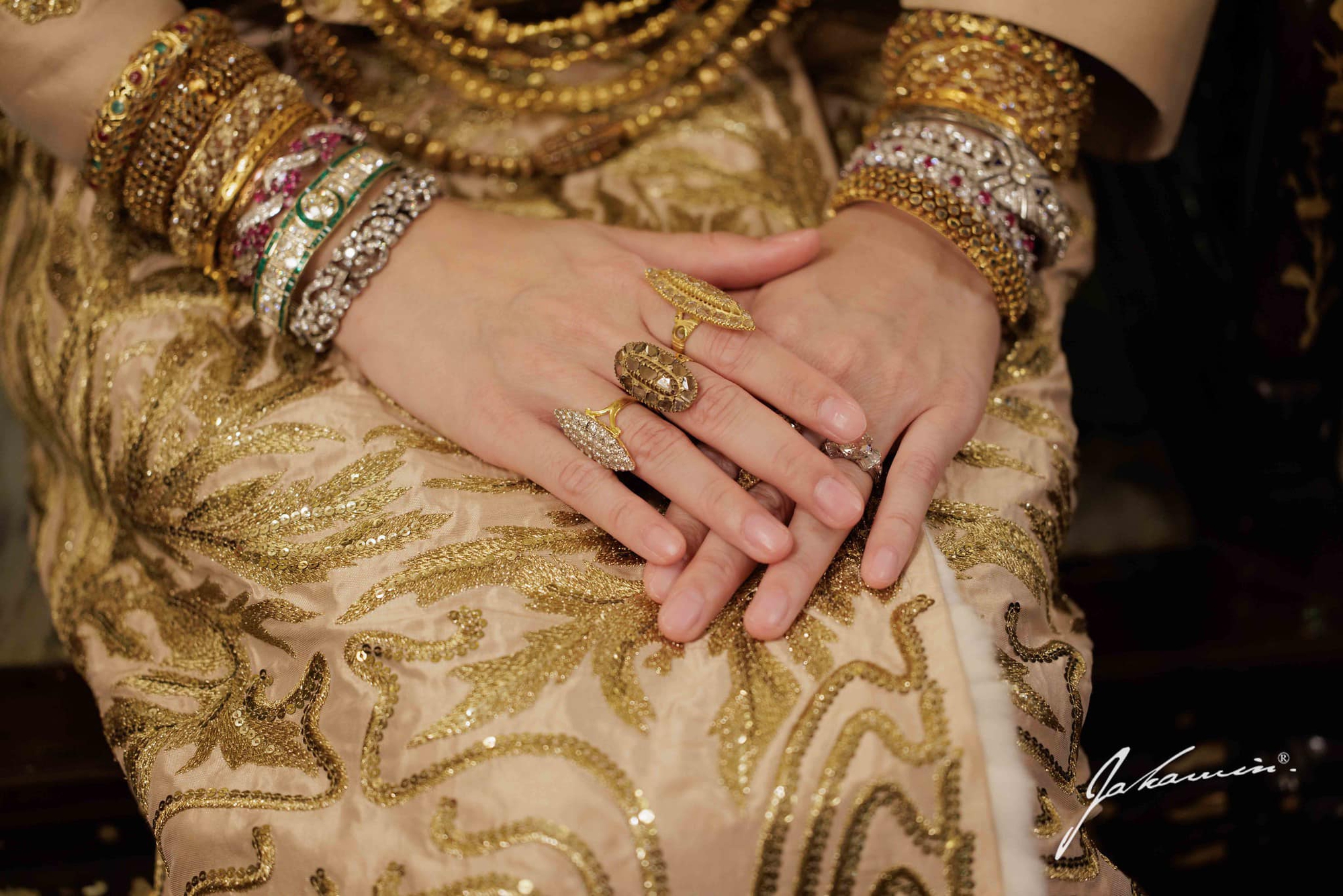 Bộ ảnh hôn lễ siêu hot của Nong Poy: Mỹ nhân chuyển giới quyền lực đeo 5 kg vàng từ đầu đến chân - Ảnh 6.