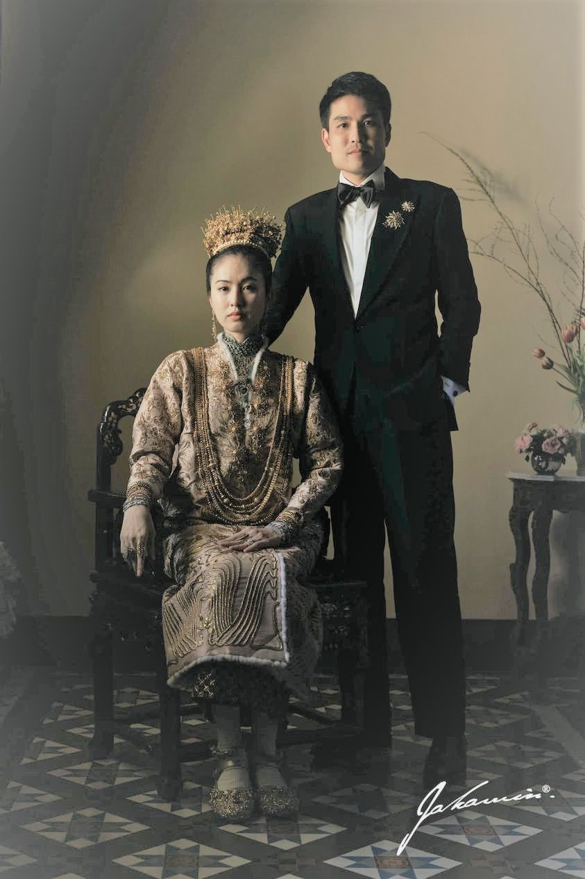 Bộ ảnh hôn lễ siêu hot của Nong Poy: Mỹ nhân chuyển giới quyền lực đeo 5 kg vàng từ đầu đến chân - Ảnh 2.