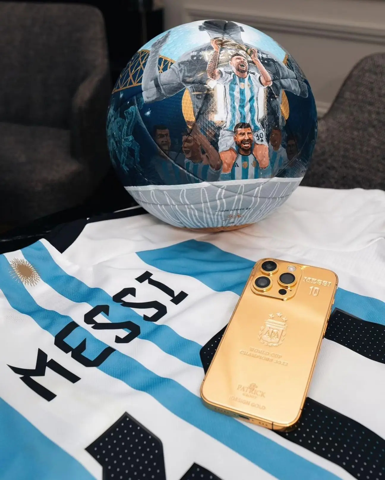 Messi chi 5 tỷ đồng mua 35 chiếc iPhone mạ vàng 24K tặng toàn đội Argentina - Ảnh 2.